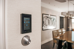  TFT-Display und kapazitive Touch-Technologie: Das „Room Panel“ von SBC überzeugt durch ein ansprechendes Design und eine hochwertige Technik. 