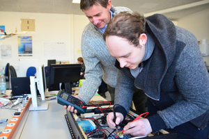  Student Lukas Scharlau (rechts) überprüft mit Unterstützung von Prof. Dr. Peter Glösekötter die Versorgungsspannung der Spiegelelektronik.  