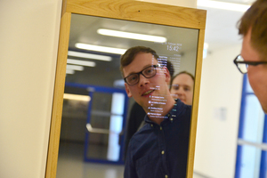  Informationen auf der Spiegeloberfläche – das ist das Geheimnis des „Smart Mirrors“. 