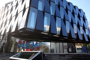  Das NEW-Blauhaus in Mönchengladbach ist ein 4.000 m2 großes Energieeffizienzzentrum auf dem Campus der Hochschule mit einer Fassade aus blau schimmernden PV- und Glaselementen. 