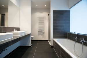 In den Badezimmern sorgen zur Fußbodenheizung zusätzlich installierte Elektroheizkörper „Flores E“ von Purmo für eine schnell verfügbare, wohlige Wärme. 