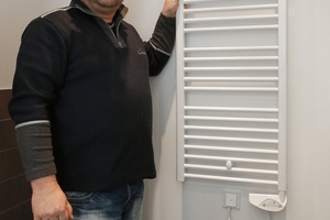  Thomas Schweinitz, Bauleiter bei LSW mit einem bereits montierten „Flores E“-Elektroheizkörper 