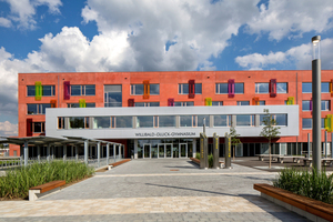  Der Neubau des Willibald-Gluck-Gymnasiums mit Eingangsbereich und ... 