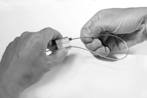  Bei der Montage ist das Seil einfach durch die Seilklemmen in Pfeilrichtung zu schieben. Das Eindrücken der Klemme löst die Verbindung wieder, so dass sich die Abhängung ohne Werkzeug korrigieren lässt.  