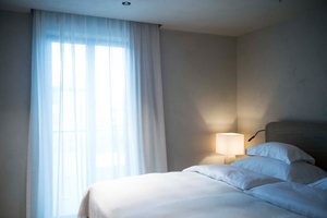  Im Hotel „Bayerischer Hof“ setzt man zur Automatisierung von beispielsweise Beleuchtung und Temperierung der Zimmer auf moderne Steuerungstechnik von Siemens. Im Neubau des Hotels erkennt die aktuelle Generation der Siemens-Logikmodule „Logo! 8“, ... 