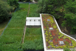  Betriebsgebäude von 2007 für Grauwasser- und Schwarzwasser-Recycling im Innenhof des Blocks 6, Berlin-Kreuzberg. Quer angesetzt wurde 2014 das Gewächshaus der Roof Water-Farm. 