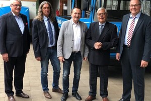  Dialog in Wuppertal (v.l.n.r.): Martin Everding, ITGA NRW, Michael Steinbrink, Fries &amp; Hüttermann GmbH, Manfred Todtenhausen, FDP sowie Bernd und Lars Weiden, Ing. Albert Weiden GmbH 