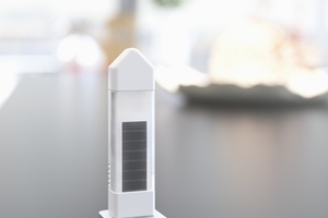  Der Temperatursensor „FTM 20 TF“ misst Umgebungstemperatur und Luftfeuchtigkeit in Räumen. Dessen Sensordaten werden an eine Schaltzentrale (Gateway) gesendet und können dann z.B. zur direkten Ansteuerung von Raum-Temperaturregelungen oder Heizkörper-Stellantrieben verwendet werden. Der Sensor verfügt über einen solarbetriebenen Energiespeicher, der auch einen mehrtägigen Betrieb in völliger Dunkelheit möglich macht. 