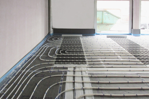  Das Komplettsystem „Airconomy“ kombiniert die Warmwasser führende Fußbodenheizung mit kontrollierter Be- und Entlüftung und Wärmerückgewinnung.&nbsp; 