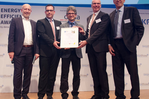  MeteoViva und Fraport haben den dena Energy Efficiency Award 2018 gewonnen (v.l.n.r.): Andreas Kuhlmann, dena; Patrick Schäfer und Rüdiger Schröder, Fraport AG; Dr. Stefan Hardt, MeteoViva GmbH, und Ole Møller-Jensen, Danfoss 