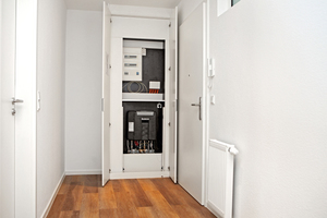  Gesteuert wird das System mittels Display in jeder einzelnen Wohnung. Die Warmwasserbereitung erfolgt mittels BHKW und Gas-Brennwerttherme. Zum Einsatz kamen „Logamax kompakt WS170“ von Buderus. 