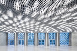  Im Gebäudeinneren fungiert eine Lichtdecke gleichzeitig als Flächenbeleuchtung für das Foyer sowie als riesiger Mediascreen.  