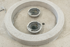  Konus des Pelletsspeichers „ThermoPel“ von oben: Hinten Einstieg, vorn Befüllöffnungen, für das Einblasen von Pellets und die Rückluftabsaugung 