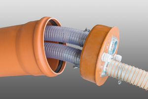  Adapterplatte im unterirdischen Pelletsspeicher „ThermoPel“. Verbindungsleitungen zwischen pneumatischem Entnahmesystem „Maulwurf“ und dem Heizkessel verlaufen in einem Leerrohr zwischen Speicher und Gebäude. 