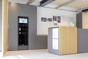  Im neu gestaltete Foyer können Besucher ihre Eintrittskarte am Kassen­automat kaufen. 