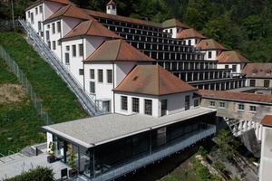  Durch die einmalige Architektur des Terrassenbaus lagen fast alle Arbeitsplätze der Junghans-Fabrik direkt am Fenster.  