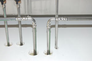  Eine Trinkwasserinstallation mit dem Rohrleitungssystem „NiroSan“: Bei der Verarbeitung wurde auf die Markierung der Pressstellen geachtet. 