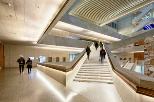  Die rampenartigen, fast 3 m breiten Treppen stehen im Mittelpunkt der Architektur. Geradezu skulptural durchkreuzen sie das Atrium. 