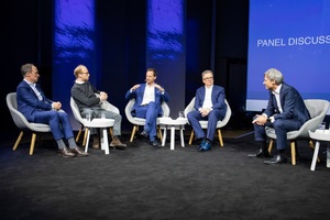  Diskussionsrunde beim ersten „Intelligent Living Summit“ auf der ISH 2019 mit Christoph Keese, CEO Axel Springer hy GmbH und Keynote Speaker, Max Viessmann, Co-CEO Viessmann, Axel Kniehl, Marketing- und Vertriebsgeschäftsführer Miele, Michael Rauterkus, CEO Grohe AG, sowie Achim Berg, Präsident der Bitkom und Moderator (v.l.n.r.). 