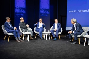  Diskussionsrunde beim ersten „Intelligent Living Summit“ auf der ISH 2019 mit Christoph Keese, CEO Axel Springer hy GmbH und Keynote Speaker, Max Viessmann, Co-CEO Viessmann, Axel Kniehl, Marketing- und Vertriebsgeschäftsführer Miele, Michael Rauterkus, CEO Grohe AG, sowie Achim Berg, Präsident der Bitkom und Moderator (v.l.n.r.). 