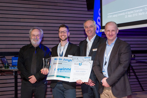  Der „Blue U Award 2019“ ist mit 3.000 € dotiert. Mit Martin Junghans (2.v.l.) freuen sich Prof. Dr.-Ing. Michael Günther (l.), Juryvorsitzender und Referent Uponor Academy, Markus Friedrichs (3.v.l.), Kongressleiter und Vertriebsleiter Deutschland bei Uponor sowie Dr. Karsten Hoppe (r.), Uponor President, Building Solutions – Europe. 