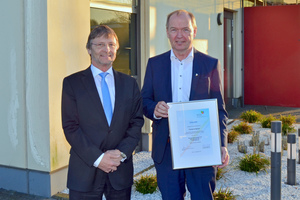  Günther Mertz überreicht Jürgen Speer (rechts) die Mitgliedsurkunde des BTGA. 