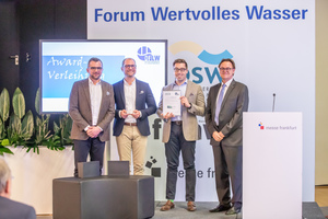  Awardvergabe in der Kategorie Trinkwasser mit Maiko Dufner, Gregor Girolami und Sascha Müller von Actaqua sowie Willibald Schodorf, DFLW (v.l.n.r.) 
