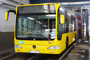  Gelenkbus in der Durchfahr-Waschanlage, spezielle Waschzeit: eine Minute. Der Wasserbedarf bei diesem Fahrzeug beträgt 150 l; ein Drittel davon ist Regenwasser. 