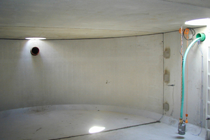  Unterirdischer Regenspeicher aus Betonfertigteilen mit 66 m³ Fassungsvermögen (links Überlauf, rechts Zulauf und Unterwassermotorpumpe mit Entnahmeleitung) 