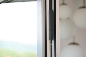  Der verdeckt liegende Fenstersensor „senso secure“ gibt Auskunft über den Öffnungszustand von Fenstern und Hebe-Schiebe-Elementen – eventuelle Fehlstellungen der Griffe eingeschlossen. 