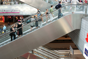  Rolltreppen mit Wangen aus Edelstahl Rostfrei meistern die Herausforderungen an eine reibungslose Mobilität. 