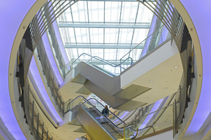  Rolltreppen aus Edelstahl Rostfrei transportieren u.a. große Kundenströme in Malls. 