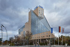  Das Estrel Berlin ist mit 1.125 Zimmern und Suiten das größte Hotel in Deutschland. 