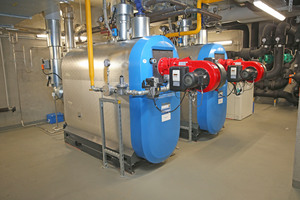  Zwei Gas-Brennwert-Heizkessel „Logano plus SB745-800“ ergänzen das BHKW, um Spitzenlasten im Wärmebedarf abzufangen.  