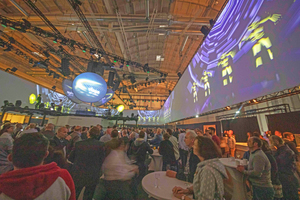  ... mehr als 1.300 Besucher in die Hamburg Messe.  