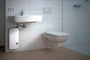  Beim Einsatz von Durchlauferhitzern gilt es, lange Wege zu vermeiden, weshalb der „DDLE Basis“ stets in der Nähe der Wasch­tischarmatur oder der Dusche angebracht ist.  