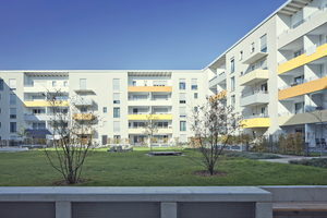  Die vom Siedlungswerk Nürnberg errichtete, gestalterisch und funktionell eindrucksvolle Wohnanlage „Am Röthenbacher Landgraben“ in Nürnberg besteht aus 130 Wohnungen und vier Gewerbeeinheiten.  