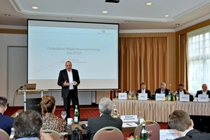  BTGA-Präsident Hermann Sperber eröffnet die Mitgliederversammlung in Bad Neuenahr. 