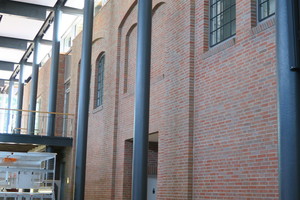  Die für Norddeutschland typische Backsteinarchitektur findet sich als Gestaltungselement in den Wänden. 