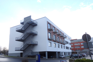  Blick auf das neue Ärztezentrum mit dem dahinter stehenden Bestandsgebäude der Ambulanz 