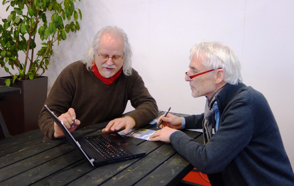 Erwin Nolde (links) präsentiert Klaus W. König die Ergebnisse seiner zweijährigen Begleitforschung