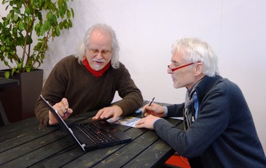 Erwin Nolde (links) pr?sentiert Klaus W. K?nig die Ergebnisse seiner zweij?hrigen Begleitforschung