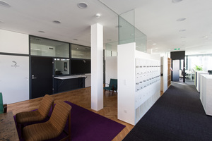  Moderne Arbeitsplätze mit visuellem, akustischem und thermischem Komfort im Bürotrakt des Gebäudes 