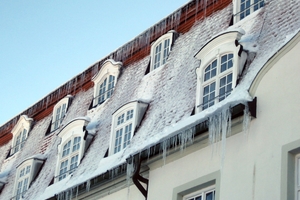  Schnee- und Eismassen können zu einem unkalkulierbaren Risiko werden. 