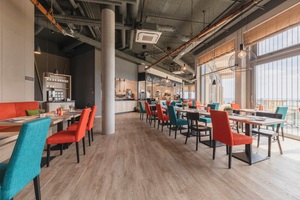  Gemeinsam mit der offenen Rohrkonstruktion sorgen die Klima-Innengeräte für einen industriellen Charme im Restaurantbereich. © ARBOREA Hotels &amp; Resorts 