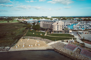  Das Arborea Marina Resort passt sich optimal in seine Lage zwischen Yachthafen, Salzwiesen und Ostsee ein. © ARBOREA Hotels und Resorts<br /> 