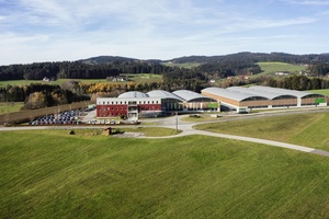  Der Firmensitz von ÖkoFEN in Niederkappel in Oberösterreich wird durch den Neubau (rechts im Bild) auf insgesamt 13.500 m² erweitert.  