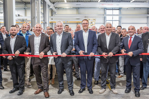  Offizielle Eröffnung der neue Halle mit (v.l.n.r.) Christian Bosch (Betriebsratsvorsitzender), Stefan Kober (Vorsitzender des Aufsichtsrates), Peter Kaltenstadler (CEO AL-KO Kober SE), Dr. Christian Stehle (COO AL-KO Kober SE und Geschäftsführer AL-KO Lufttechnik), Sigmar Schumacher (Architekt) sowie Hans Reichhart, Bürgermeister Jettingen-Scheppach am 20. September 2019 ihrer Bestimmung übergeben.  