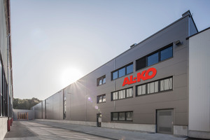  Außenansicht der neuen Produktionshalle in Jettingen-Scheppach 