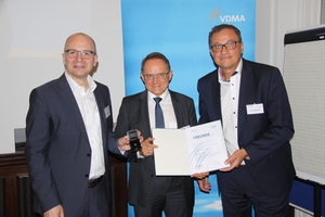  Verleihung der Goldenen AMG-Ehrennadel an Karl Heinz Belser (mitte) durch Dr. Peter Hug (VDMA, links) und Uwe Großmann (Siemens, rechts)  